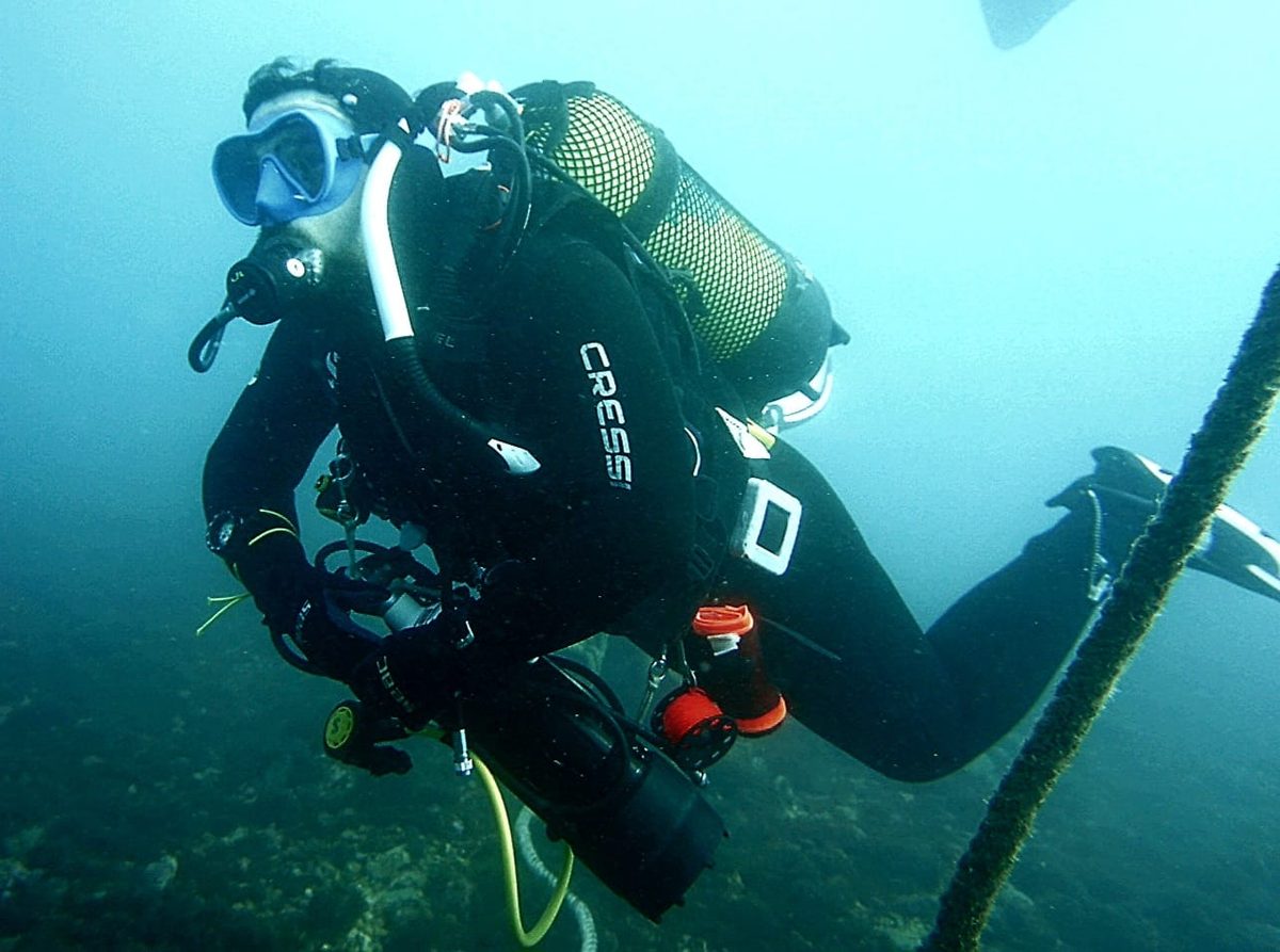 Buceador explorando el fondo marino junto a la costa